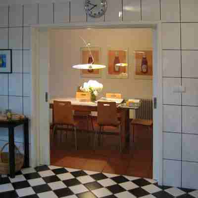Blick Küche 2 Ferienwohnung Casa Cubo Carvoeiro zum Esstisch Apartment