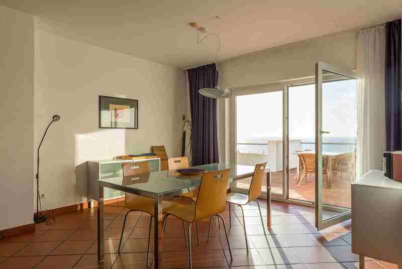 Esstisch Apartment 4 mit Blick auf Meer und Klippen Ferienwohnung Casa Cubo Carvoeiro Ferienahsu vacation villa