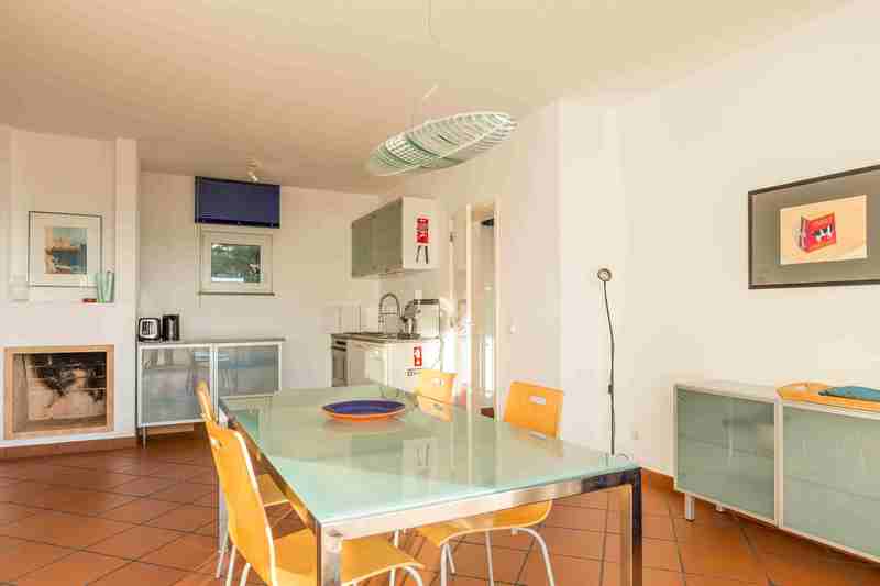 Esstisch und Küche mit Geschirrspüler Spülmaschine dishwasher lavavajillas apartamento vacaciones Apartment 4 Ferienwohnung Carvoeiro Portugal Algarve